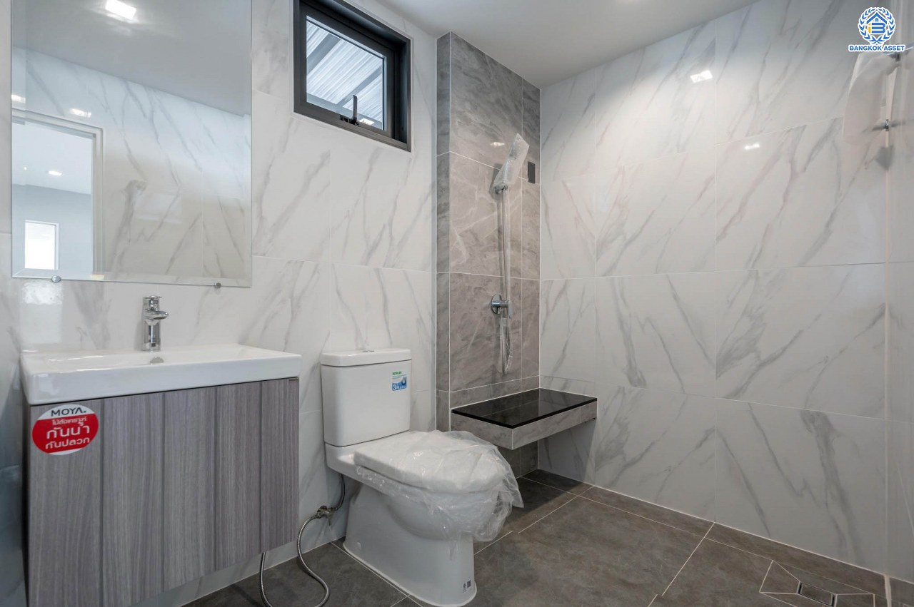 บ้านเดี่ยวฟิลคฤหาสน์มือสองตกแต่งใหม่ แบรนด์ LH ดีไซน์สุดหรูหรา โครงการ ลดาวัลย์ ปิ่นเกล้า เนื้อที่ 178.6 ตร.ว. บนพื้นที่ใช้สอยถึง 651.84 ตร.ม. ฟังก์ชันจัดเต็ม 5 ห้องนอน 7 ห้องน้ำ  1 ห้องแม่บ้าน จอดรถได้ถึง 3 คัน ทำเลศักยภาพติดถนนบรมราชชนนี เชื่อมต่อหลายเส้นทาง ใกล้มหาวิทยาลัยมหิดล และเซ็นทรัลศาลายา